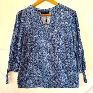 ROSE & THYME NWOT Blue Floral Split Neck Blouse Size Small